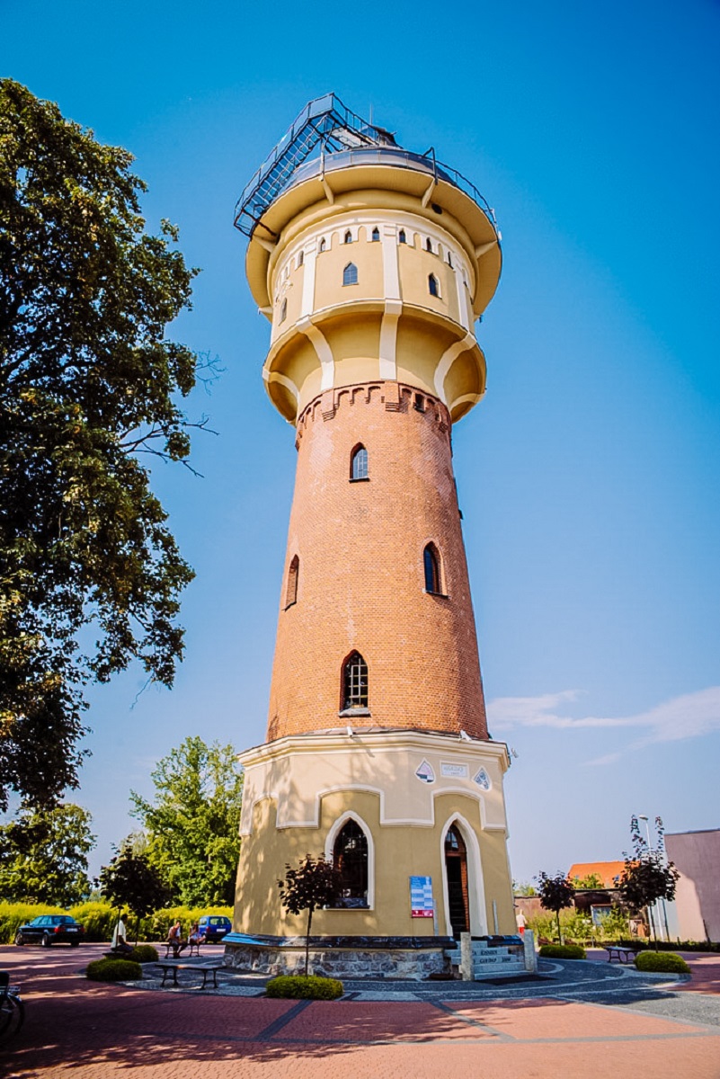 Zabytkowa wieża ciśnień z tarasem widokowym w Gołdapi