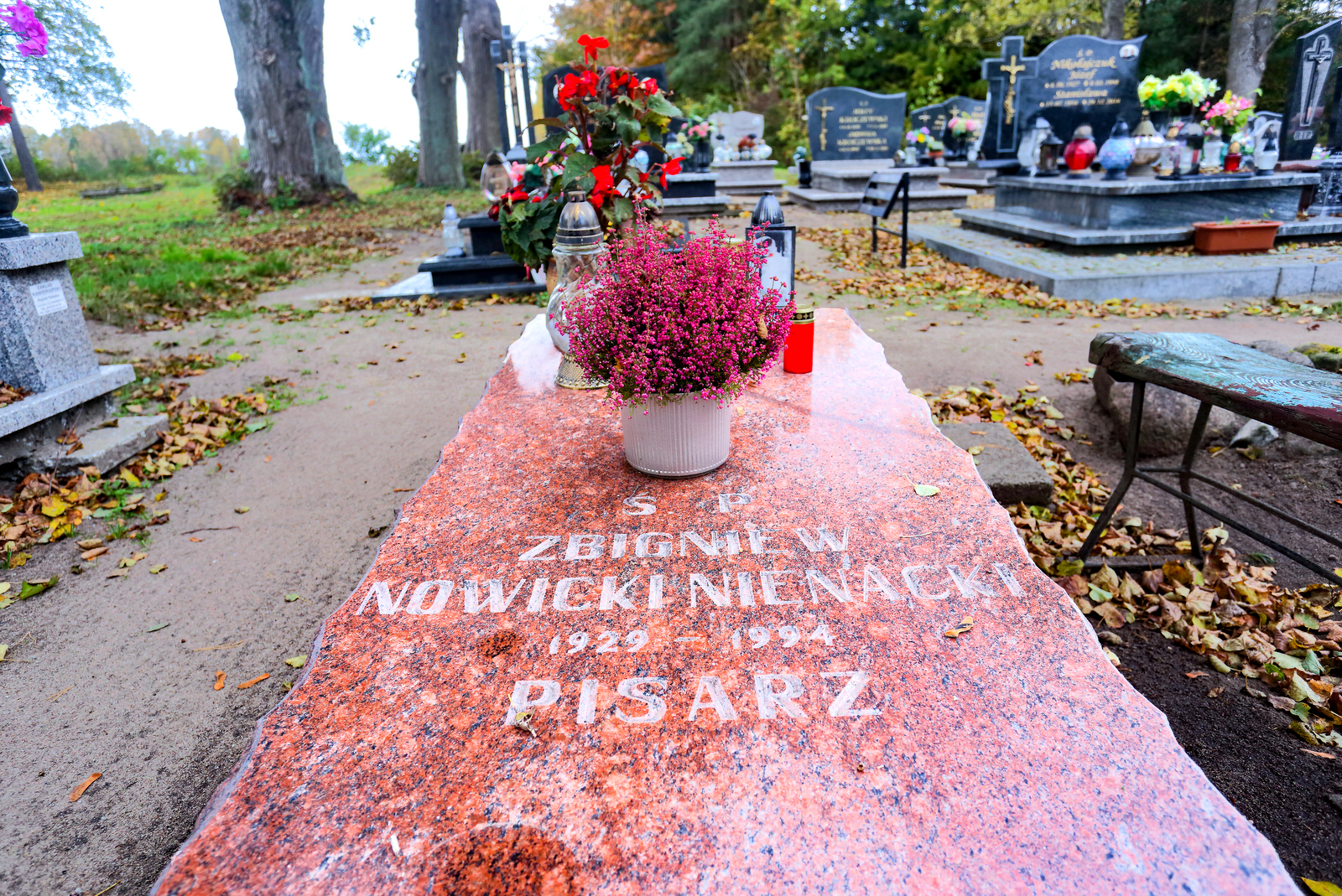 Grób Zbigniewa Nienackiego na cmentarzu w Jerzwałdzie