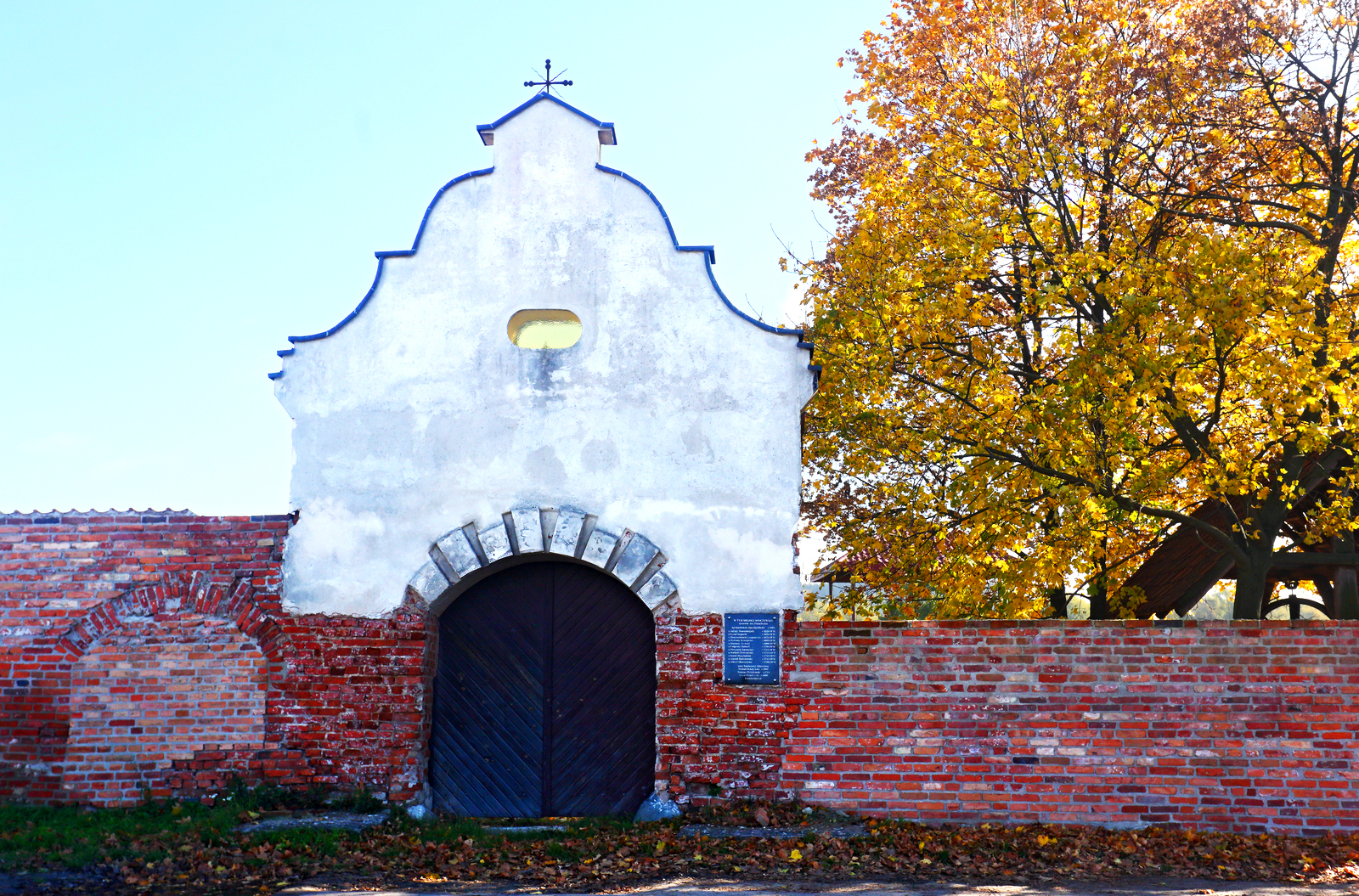Ruiny klasztoru reformatów w Łąkach Bratiańskich