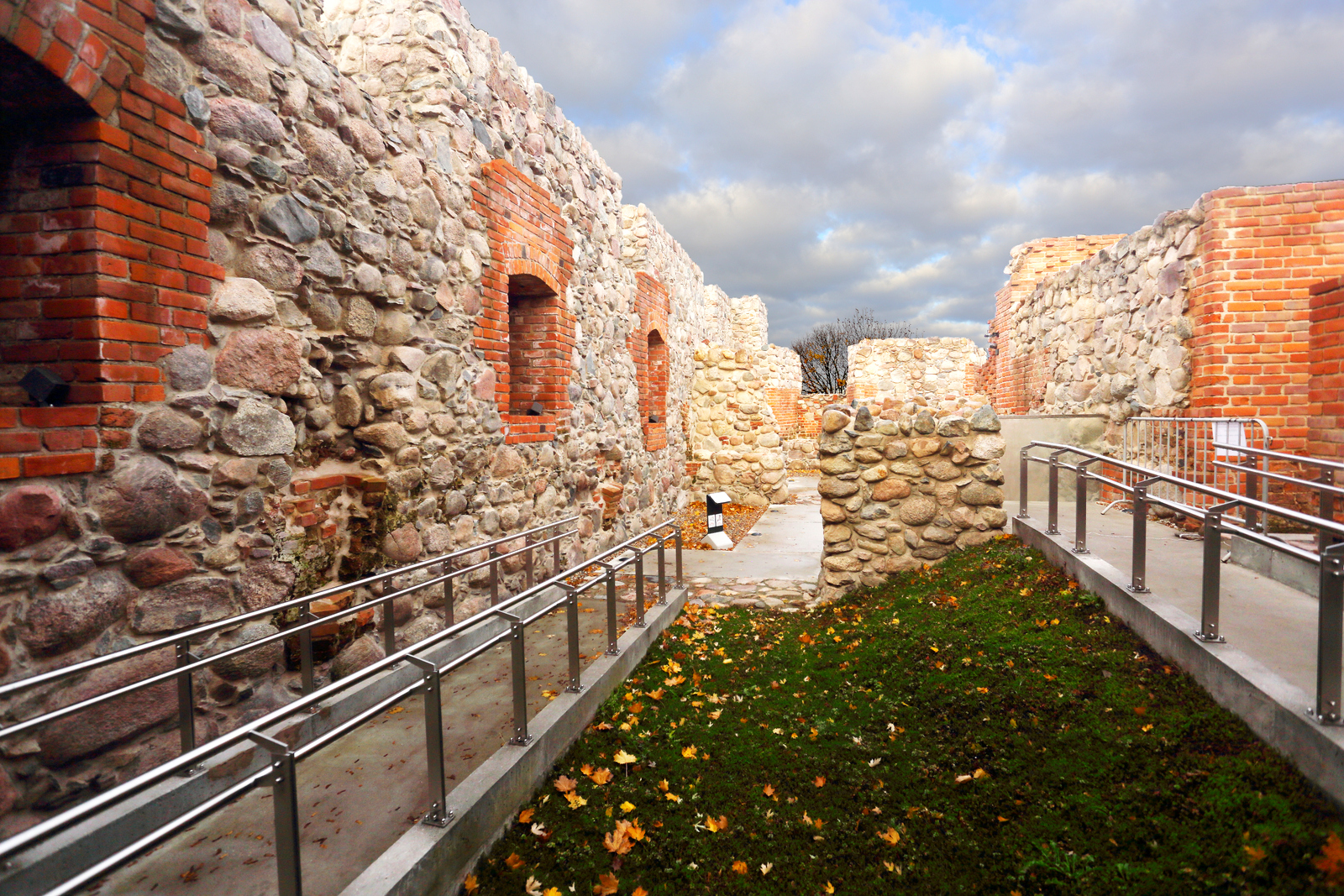 Zrewitalizowane ruiny zamku krzyżackiego w Szczytnie
