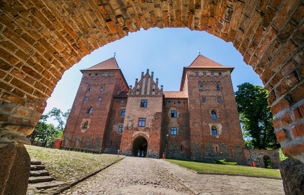 Zdjęcie przedstawia frontowy widok murowanego zamku krzyżackiego w Nidzicy.