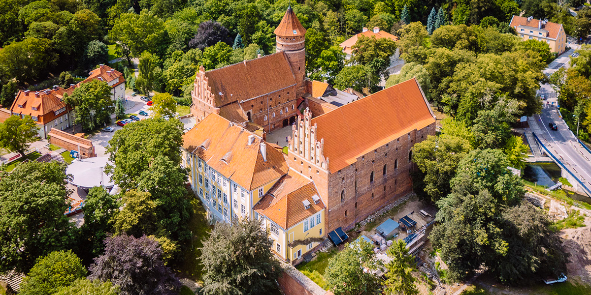Panorama zamku w Olsztynie z lotu ptaka. 