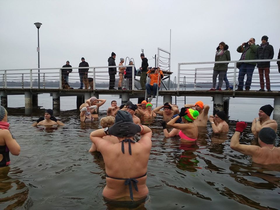 Na zdjęciu widoczni uczestnicy poprzedniego zlotu morsów jak zimą kąpią się w jeziorze.   
