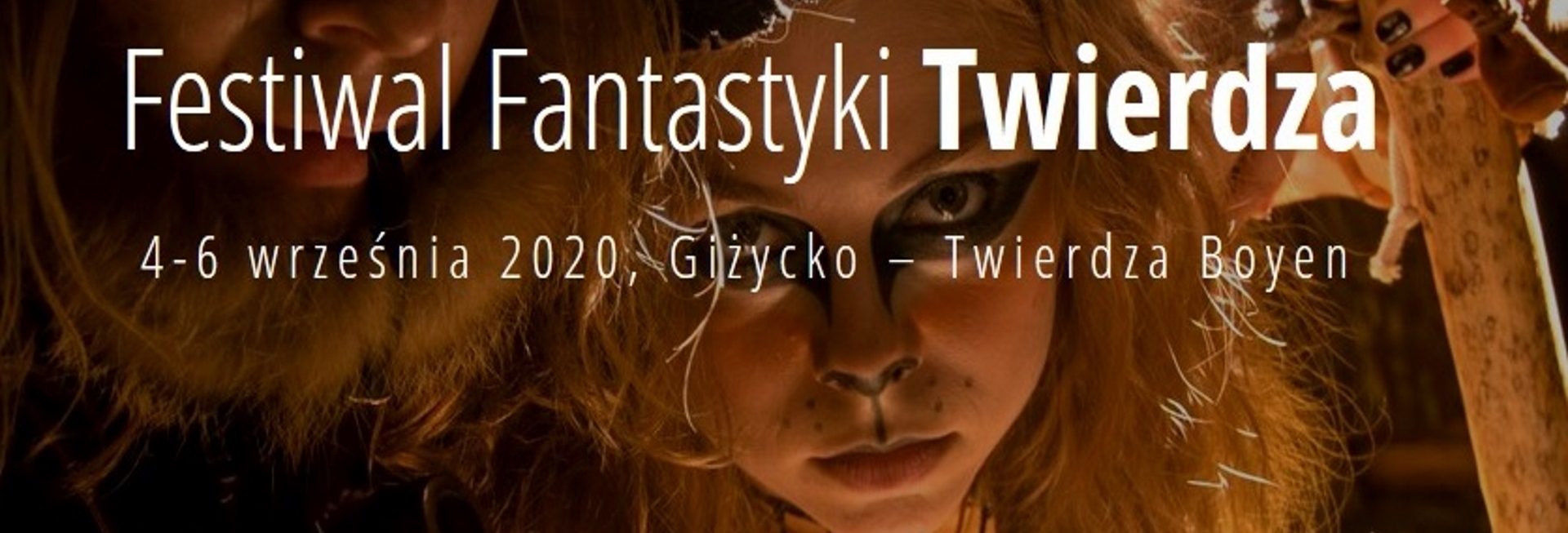Zdjęcie przedstawia dwóch pomalowanych i przebranych uczestników Festiwalu Fantastyki w Giżycku.