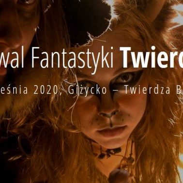 Zdjęcie przedstawia dwóch pomalowanych i przebranych uczestników Festiwalu Fantastyki w Giżycku.