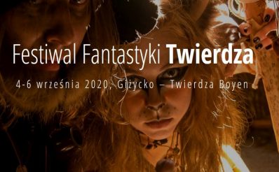 Zdjęcie przedstawia dwóch pomalowanych i przebranych uczestników Festiwalu Fantastyki w Giżycku.