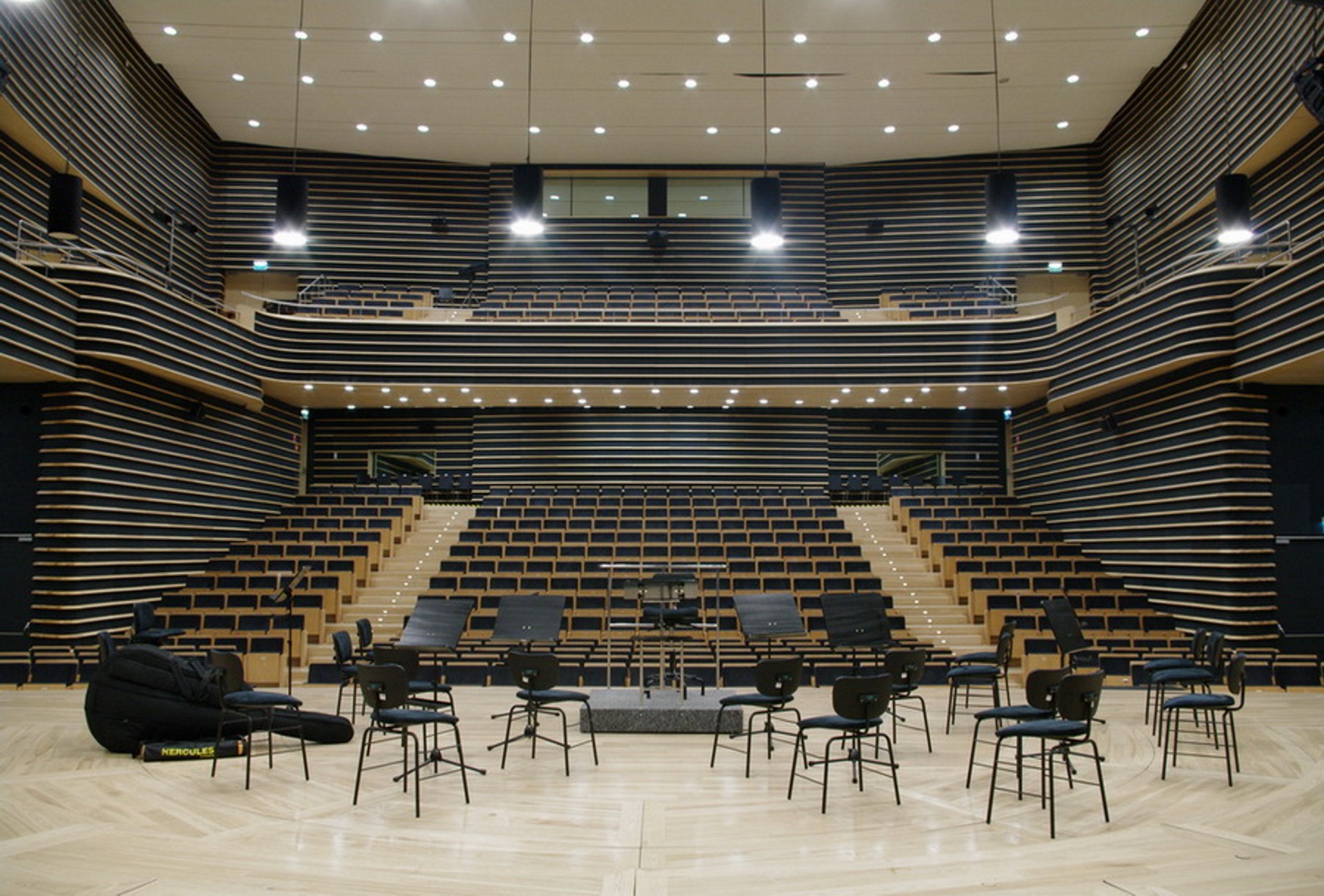 Zdjęcie przedstawia scenę oraz widownię w Filharmonii Warmińskiej w Olsztynie. 
