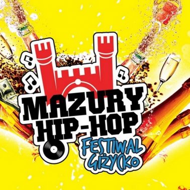 Zdjęcie to plakat zapraszający na Festiwal Mazury Hip-Hop 2020. Na plakacie graficznie pokazana brama Twierdzy Boyen w Giżycku oraz grafika butelek od szampana i kieliszków. Tło plakatu żółte.