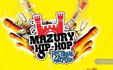 Zdjęcie to plakat zapraszający na Festiwal Mazury Hip-Hop 2020. Na plakacie graficznie pokazana brama Twierdzy Boyen w Giżycku oraz grafika butelek od szampana i kieliszków. Tło plakatu żółte.