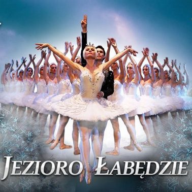 Zdjęcie - plakat zapraszający na występ Rosyjskiego Baletu Moskwy Jezioro Łabędzie. Na plakacie zdjęcie tancerek na tle gór i lasów. Na pierwszym planie zdjęcia tancerka i tancerz.