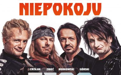 Zdjęcie - plakat zapraszający na występ Kabaretu Moralnego Niepokoju. Na plakacie czterech członków Kabaretu ubranych i ucharakteryzowanych na jako faceci o mocnych charakterach.