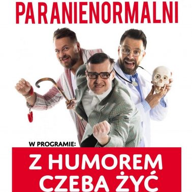 Zdjęcie - plakat zapraszający na występy Kabaretu Paranienormalni. Na plakacie trzech członków Kabaretu w pozach satyrycznych.