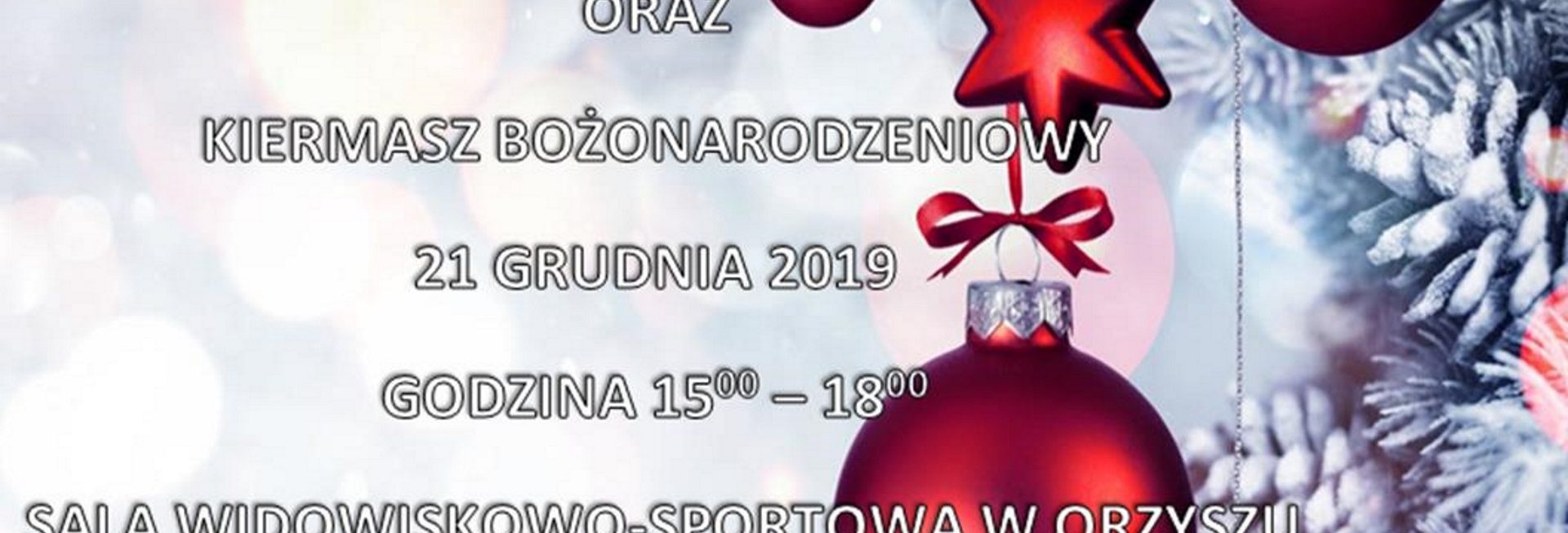 Plakat graficzny informujący o Kiermaszu Bożonarodzeniowym w Orzyszu. Plakat w scenerii świątecznej tło białe, zarys choinki z czerwonymi bombkami.   