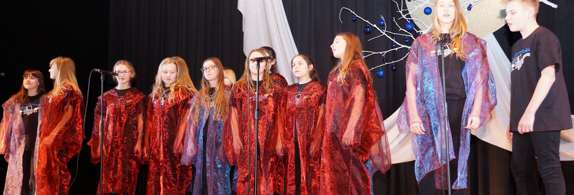 Zdjęcie przedstawia uczniów Szkół w Morągu podczas występu na scenie w sali widowiskowej MDK.  