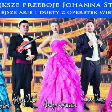 Zdjęcie - Plakat na którym jest widocznych 5 osób, trzy kobiety i dwóch muzyków, ubranych w strojach galowych, zapraszających na koncert w Olsztynie.