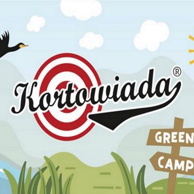 Plakat - zdjęcie zapraszające na Festiwal Studencki Kortowiada 2020. Plakat graficzny, który przedstawia elementy jeziora, zielonej wyspy i roślinności a na tym tle widać słońce, lecącego ptaka oraz małą łódkę. Po środku napis Kortowiada.