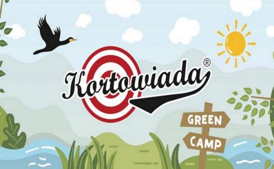 Plakat - zdjęcie zapraszające na Festiwal Studencki Kortowiada 2020. Plakat graficzny, który przedstawia elementy jeziora, zielonej wyspy i roślinności a na tym tle widać słońce, lecącego ptaka oraz małą łódkę. Po środku napis Kortowiada.