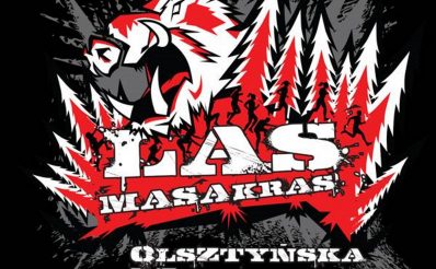 Plakat graficzny reklamujący imprezę III Bieg Las Masakras w Olsztynie 2020. Grafika przedstawia las w kolorze czerwonym, biegnących ludzi na tle lasu oraz napisy reklamujące imprezę.