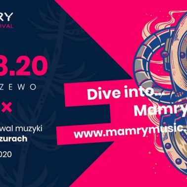 Zdjęcie do plakat zapraszający na imprezę Mamry Music Festiwal 2020. Na plakacie jest dodana informacja kiedy się rozpoczyna koncert, strona internetowa festiwalu oraz grafika z prawej strony plakatu przedstawiająca strój nurka.