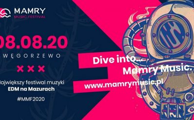 Zdjęcie do plakat zapraszający na imprezę Mamry Music Festiwal 2020. Na plakacie jest dodana informacja kiedy się rozpoczyna koncert, strona internetowa festiwalu oraz grafika z prawej strony plakatu przedstawiająca strój nurka.
