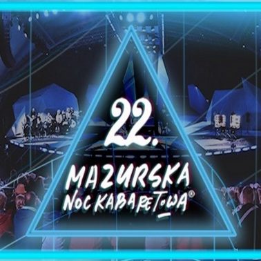 Zdjęcie - plakat przedstawiający publiczność podczas występu w amfiteatrze w Mrągowie. Kolor plakatu niebieski. Na plakacie napis zapraszający na Mazurską Noc Kabaretową.