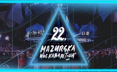 Zdjęcie - plakat przedstawiający publiczność podczas występu w amfiteatrze w Mrągowie. Kolor plakatu niebieski. Na plakacie napis zapraszający na Mazurską Noc Kabaretową.