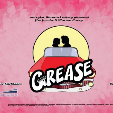 Zdjęcie - plakat zapraszający na przedstawienie Musical Grease w Olecko. Plakat posiada różowe tło na którym widoczna jest w formie graficznej para w samochodzie.