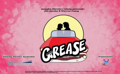 Zdjęcie - plakat zapraszający na przedstawienie Musical Grease w Olecko. Plakat posiada różowe tło na którym widoczna jest w formie graficznej para w samochodzie.