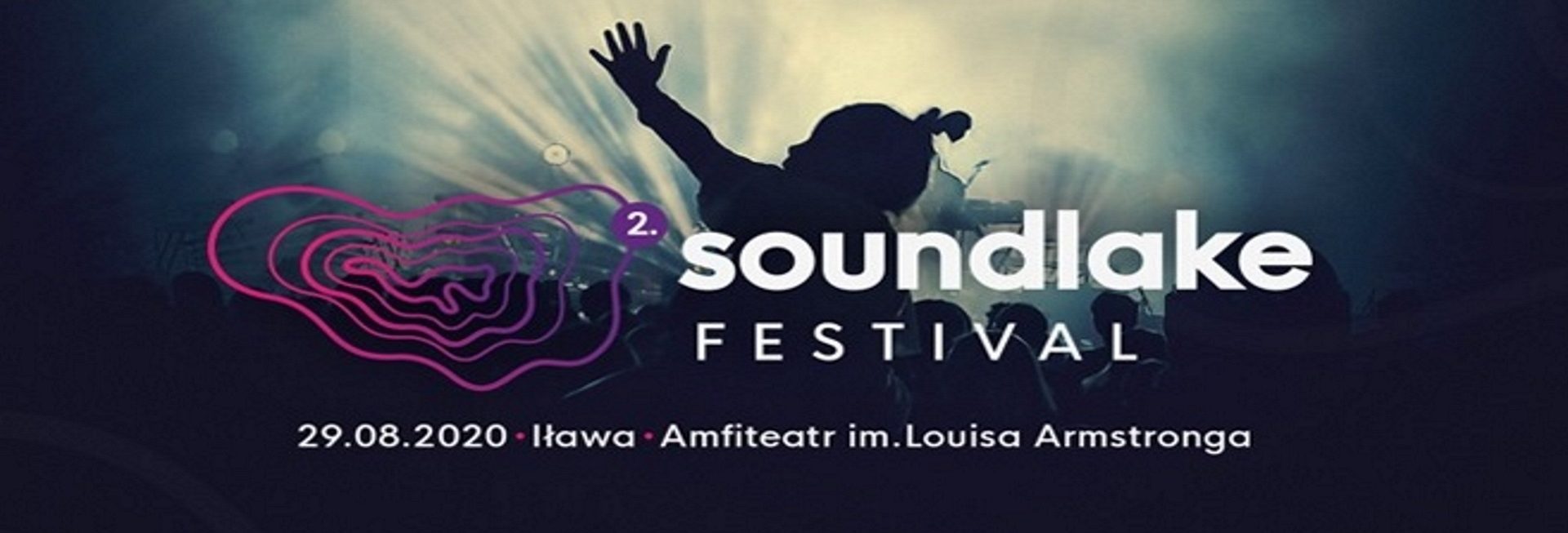 Plakat informujący o Festiwalu Soundlake Iława 2020. Na plakacie data wydarzenia oraz grafika przedstawiająca publiczność i rozświetloną scenę.