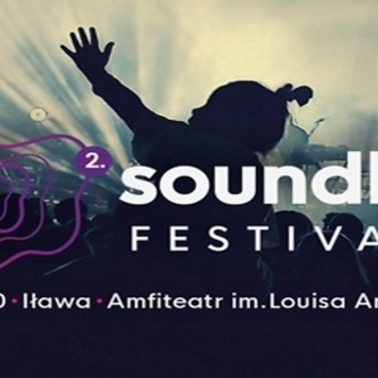 Plakat informujący o Festiwalu Soundlake Iława 2020. Na plakacie data wydarzenia oraz grafika przedstawiająca publiczność i rozświetloną scenę.