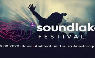 Plakat informujący o Festiwalu Soundlake Iława 2020. Na plakacie data wydarzenia oraz grafika przedstawiająca publiczność i rozświetloną scenę.