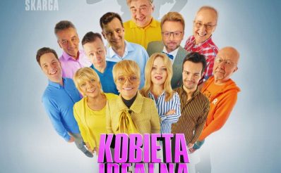 Zdjęcie - plakat na którym widoczni są wszyscy aktorzy występujący w spektaklu teatralnym, Kobieta Idealna w Ostródzie.