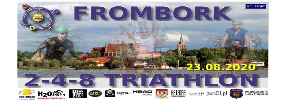 Plakat informujący o zawodach Triatlonowych we Fromborku. Na plakacie zdjęcie miasta Frombork na tle jeziora. Na zdjęciu jest widoczny sportowiec - pływak, zawodnik na rowerze oraz mijający metę. Poniżej zdjęcia są wymienieni sponsorzy imprezy.  