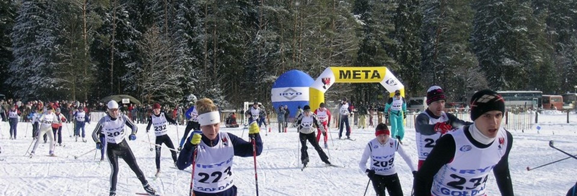 Zdjęcie pokazujące rywalizację biegaczy narciarskich w zawodach Bieg Jaćwingów - Gołdap. 