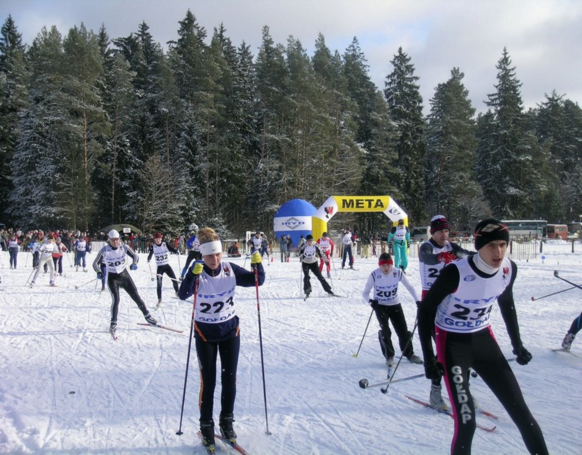 Zdjęcie pokazujące rywalizację biegaczy narciarskich w zawodach Bieg Jaćwingów - Gołdap. 