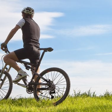 Zdjęcie ilustracja przedstawiająca rowerzystę podczas wyjazdu w teren.