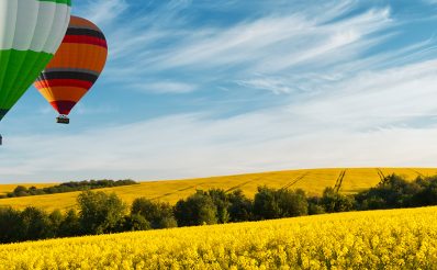 Zdjęcie ilustracja zapraszająca na 3. edycję Fiesty Balonowej Iława 2020, która odbędzie się w dniach 11-13 września. Na zdjęciu dwa balony podczas lotu.