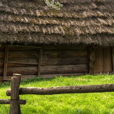 Zdjęcie - ilustracja przedstawiająca starą chatę mazurską.