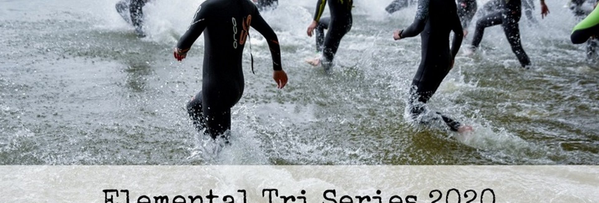 Plakat zdjęcie zapraszające na zawody Triathlon Elemental Tri Series Olsztyn 2020. Na zdjęciu zawodnicy wchodzący do jeziora i startujący do zawodów w dyscyplinie pływanie.   