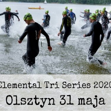 Plakat zdjęcie zapraszające na zawody Triathlon Elemental Tri Series Olsztyn 2020. Na zdjęciu zawodnicy startujący do zawodów w dyscyplinie pływanie.