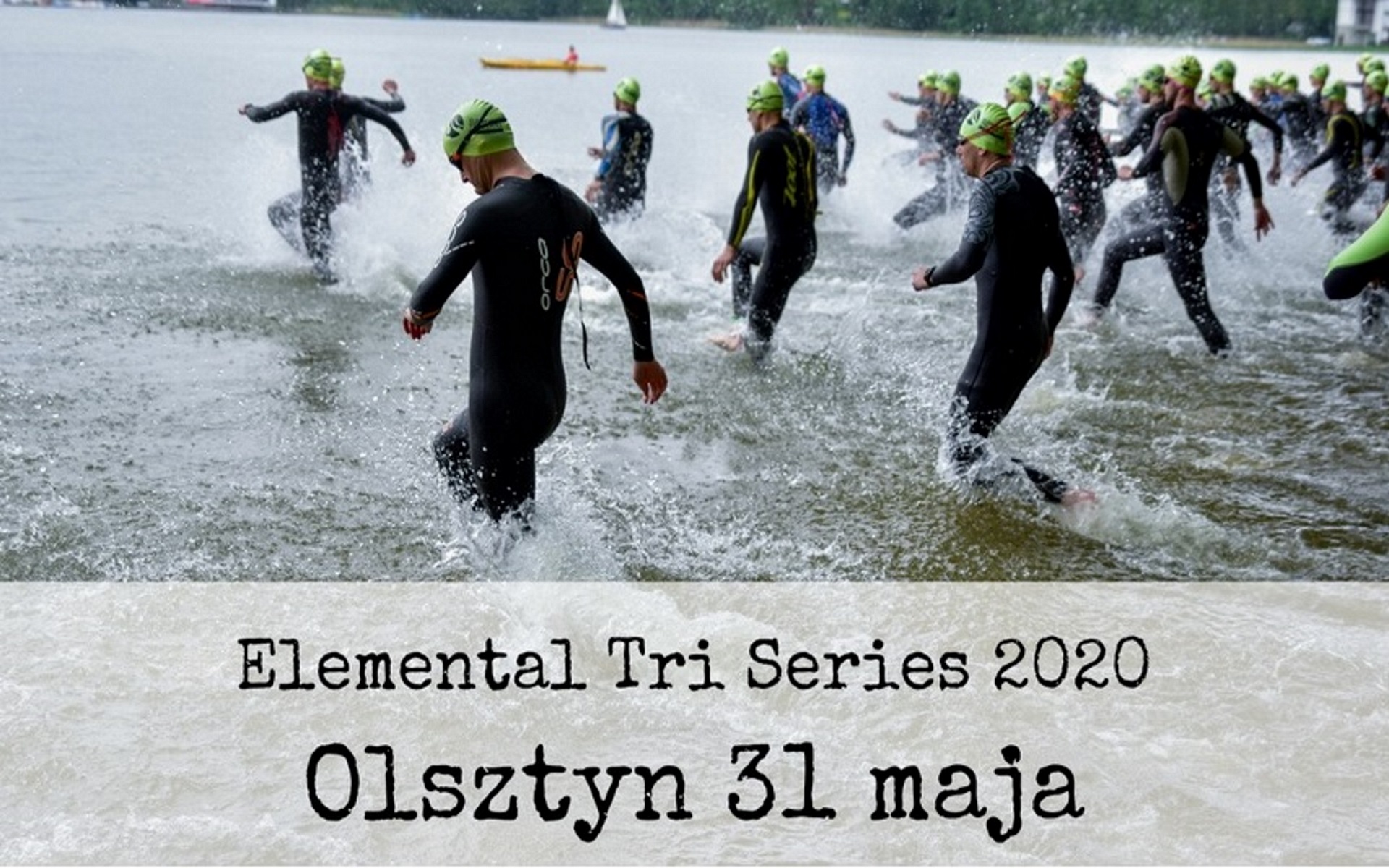 Plakat zdjęcie zapraszające na zawody Triathlon Elemental Tri Series Olsztyn 2020. Na zdjęciu zawodnicy wchodzący do jeziora i startujący do zawodów w dyscyplinie pływanie.   