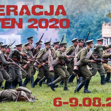 Zdjęcie zapraszające w dniach 6-9 sierpnia do Giżycka na Święto Twierdzy Boyen Operacja Boyen 2020. Zdjęcie przedstawia inscenizację bitwy, na której widzimy atakujących żołnierzy w mundurach z epoki I Wojny Światowej.