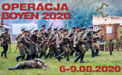Zdjęcie zapraszające w dniach 6-9 sierpnia do Giżycka na Święto Twierdzy Boyen Operacja Boyen 2020. Zdjęcie przedstawia inscenizację bitwy, na której widzimy atakujących żołnierzy w mundurach z epoki I Wojny Światowej.