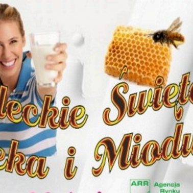 Zdjęcie zapraszające do Olecka na cykliczna imprezę 6. edycję Oleckiego Święta Mleka i Miodu - Olecko 2020. Na zdjęciu kobieta trzymająca szklankę mleka, napis Oleckie Święto Mleka i Miodu oraz lecąca pszczoła.