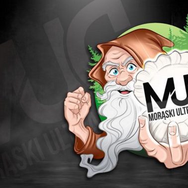 Zdjęcie, plakat zapraszający na dziewiętnastego kwietnia 2020 roku do Morąga na Morąski Ultra Cross 2020. Plakat graficzny z tłem czarnym na którym widoczna jest graficzna postać skrzata na tle lasu.
