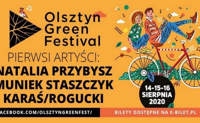 Plakat zapraszający w dniach 14-16 sierpnia do Olsztyna na 7. edycję Olsztyńskiego Green Festivalu 2020. Tło plakatu pomarańczowe z napisami informującymi kiedy zaczyna się festival oraz kto zagra na scenie. Dodatkowa grafika pary jadącej na rowerze.