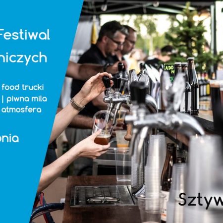Plakat zapraszający do Olsztyna na Olsztyński Festiwal Piw Rzemieślniczych - Olsztyn 2021. Plakat w jednej części ma napisy a w drugiej zdjęcie pokazujące pracujących barmanów za barem.  