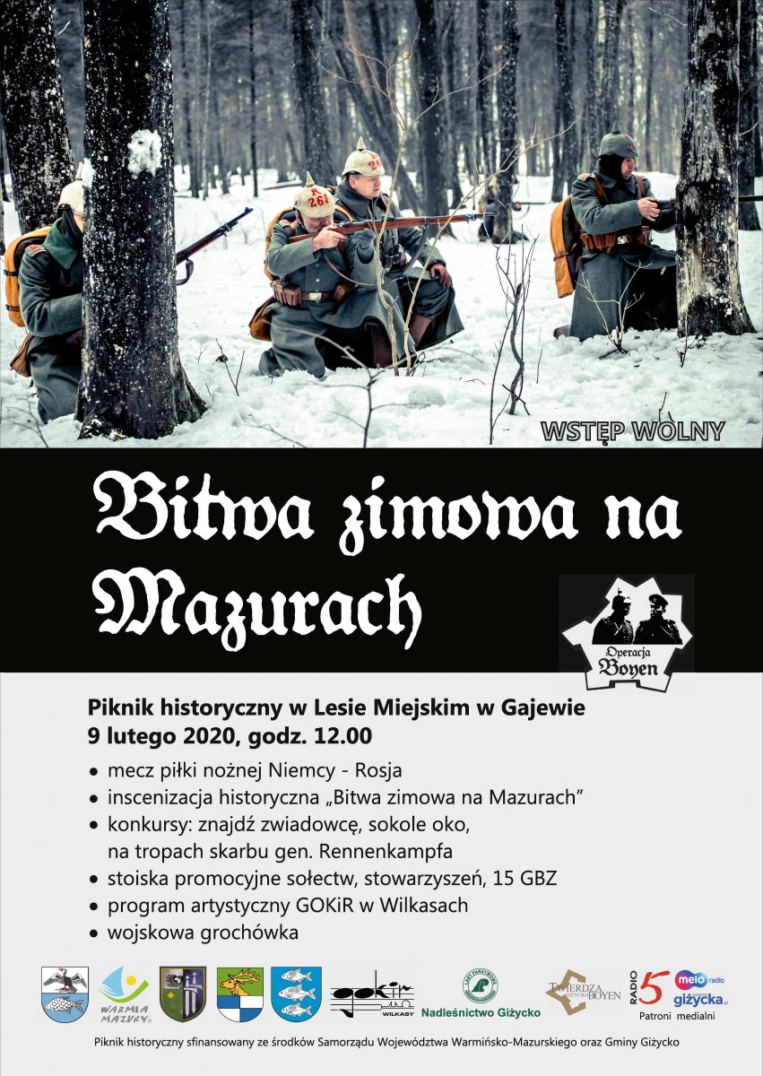 Zdjęcie, plakat zapraszające do Giżycka na Bitwę Zimową na Mazurach 2020. Na plakacie zdjęcie przedstawiające żołnierzy w lesie w mundurach z I Wojny Światowej podczas inscenizacji bitwy. W dolnej części plakatu program imprezy.  