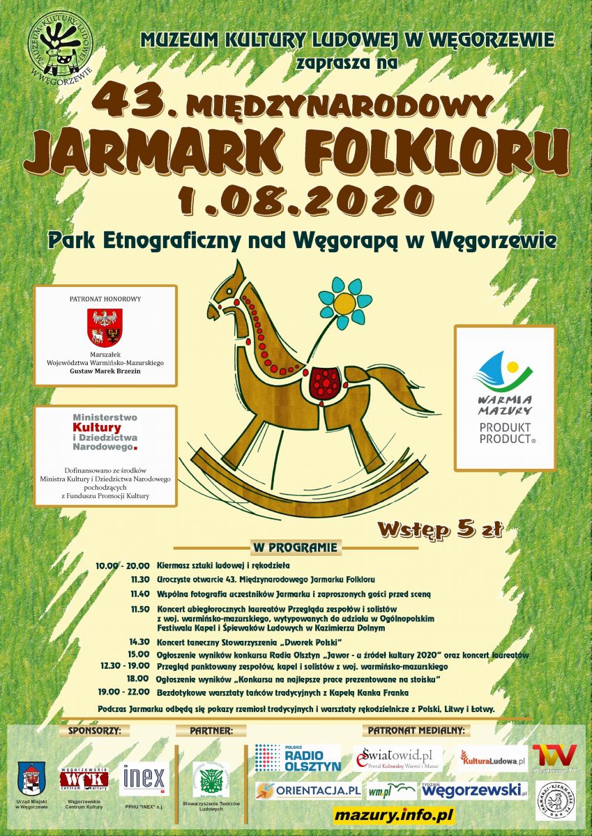 Plakat graficzny zapraszający 1 sierpnia do Węgorzewa na 43. edycję Międzynarodowego Jarmarku Folkloru - Węgorzewo 2020. Na plakacie informacja o programie imprezy. Plakat posiada tło zielone i żółte, po środku plakatu grafika konika na biegunach.    