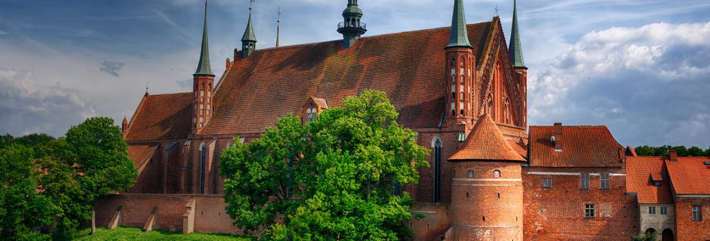 Panorama warownej katedry kapituły warmińskiej - bazylika katedralna we Fromborku.